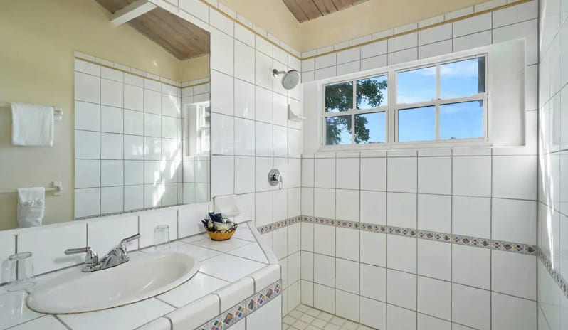 antigua-holidays-hawksbill-two-bedroom-beachfront-bungalow-bathroom